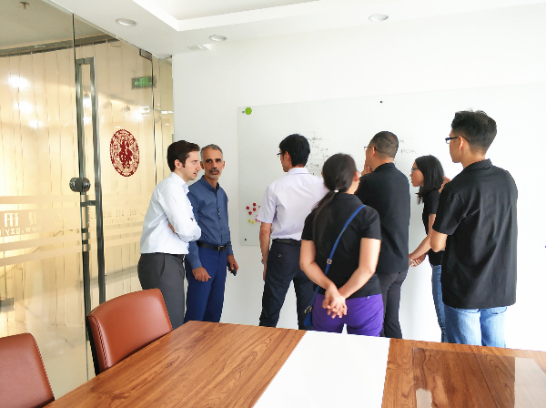 雙方進(jìn)行溝通與交流